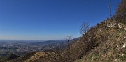 58 La croce del Canto Alto (1146 m) rivolta  a sud sulle colline e la pianura di Bergamo 